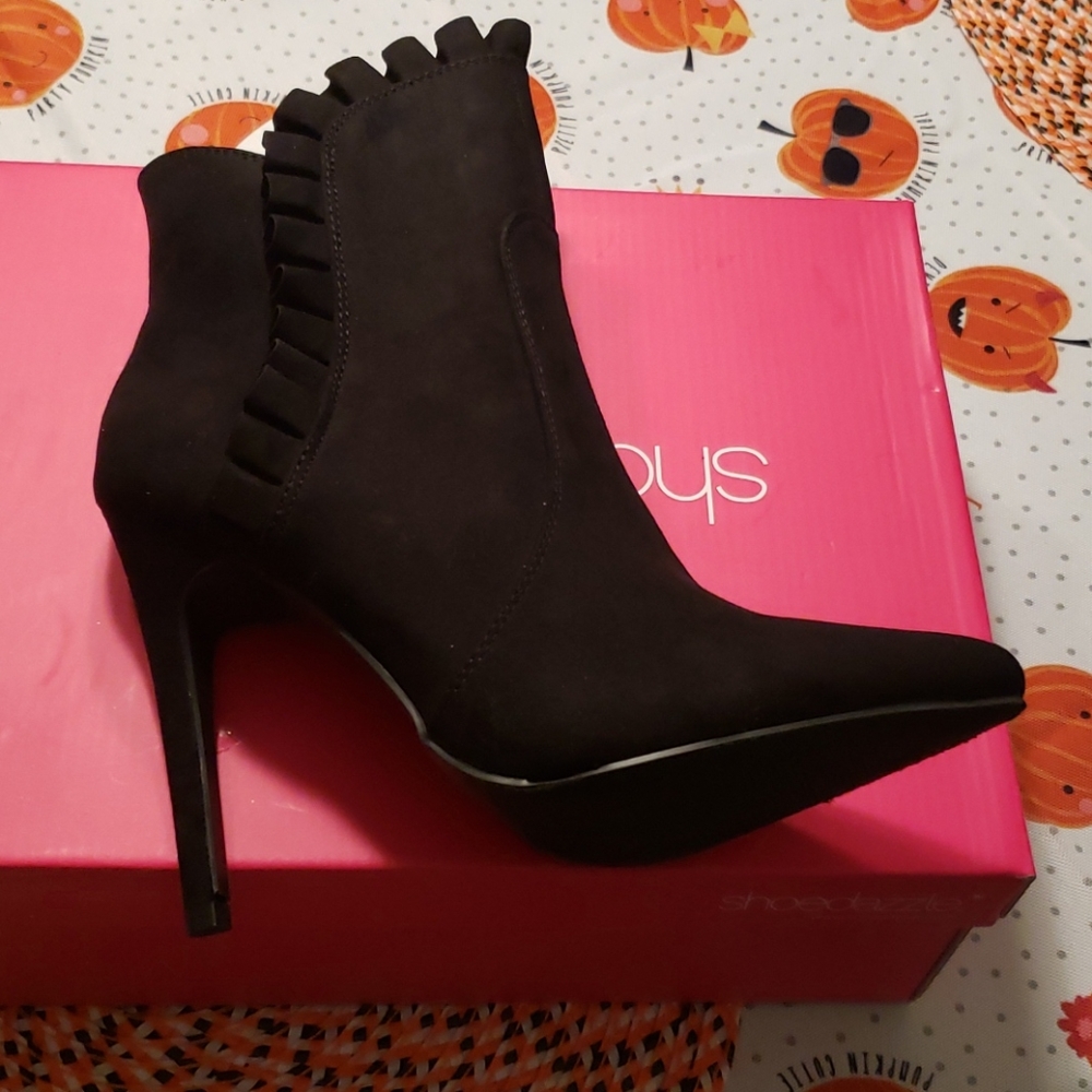 Ruffle booties